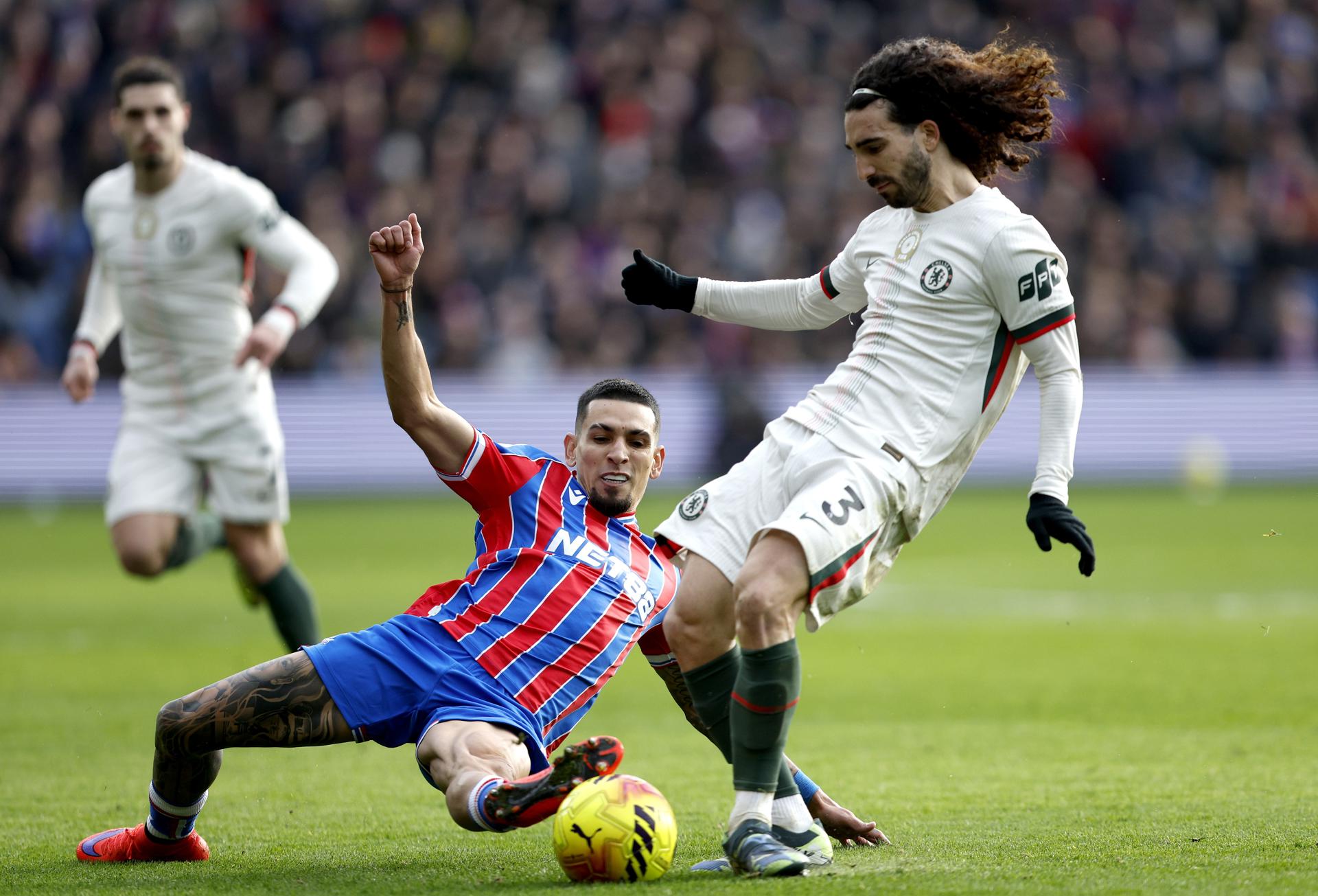 LONDON (United Kingdom), 25/01/2026.- Daniel Munoz (L) of Palace in action against Marc Cucurella of Chelsea during the English Premier League match between Crystal Palace and Chelsea FC, in London, Britain, 25 January 2026. (Reino Unido, Londres) EFE/EPA/DAVID CLIFF EDITORIAL USE ONLY. No use with unauthorized audio, video, data, fixture lists, club/league logos, 'live' services or NFTs. Online in-match use limited to 120 images, no video emulation. No use in betting, games or single club/league/player publications.
