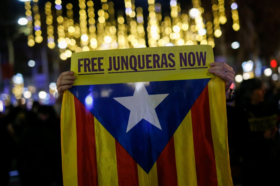 Un manifestante catalán sostiene una bandera "estelada" durante una protesta independentista en Barcelona. / AFP