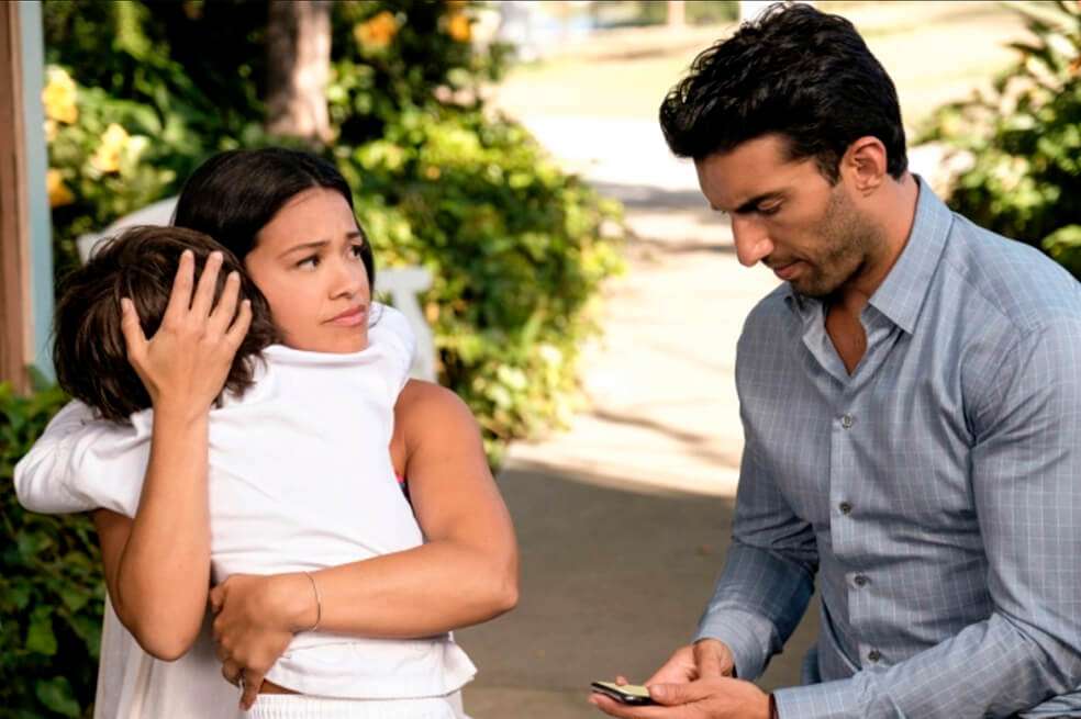 la actriz estadounidense Gina Rodríguez, en el papel de Jane Gloriana Villanueva, y Justin Baldoni, en el papel de su esposo, en una escena de un episodio de la quinta y última temporada de la serie "Jane the Virgin". / EFE