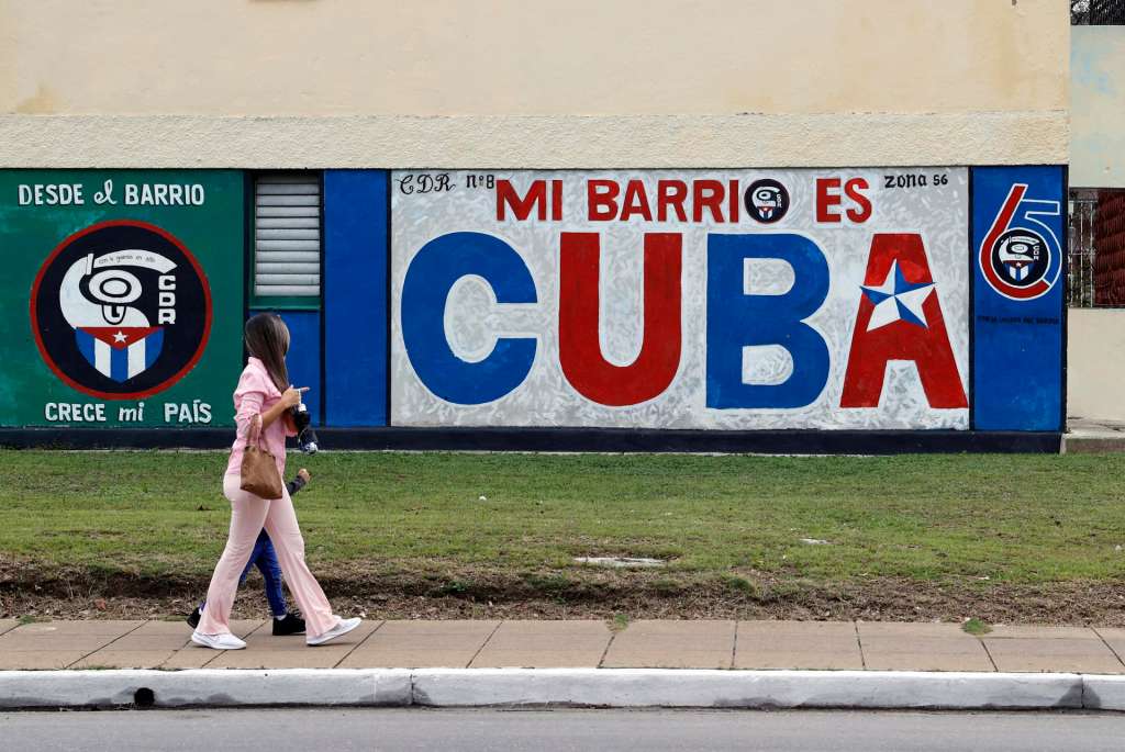 AME7077. MATANZAS (CUBA), 20/01/2026.- Una mujer camina frente a un mural este martes, en la ciudad de Matanzas, ubicada 100 km al este de La Habana (Cuba). EFE/ Ernesto Mastrascusa