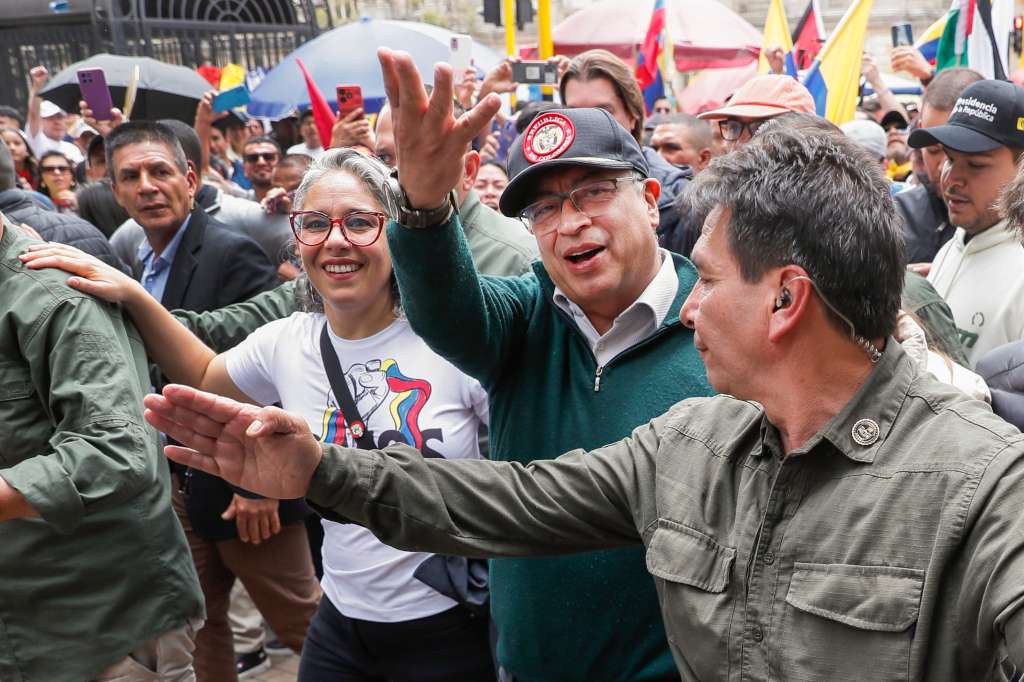 AME8049. BOGOTÁ (COLOMBIA), 04/08/2024.- Fotografía de archivo que muestra al presidente colombiano, Gustavo Petro (c), acompañado de la senadora María José Pizarro (c-i), mientras saluda durante una marcha con motivo Día Internacional de los Trabajadores el 01 de mayo de 2024 en Bogotá (Colombia). Gustavo Petro, el primer presidente colombiano de izquierdas, ha roto todos los moldes en cuanto a la forma de gobernar, con una gran participación de los sectores populares y un estilo personalista que deja poco espacio para la crítica en sus primeros dos años de Gobierno. EFE/ Carlos Ortega /Archivo