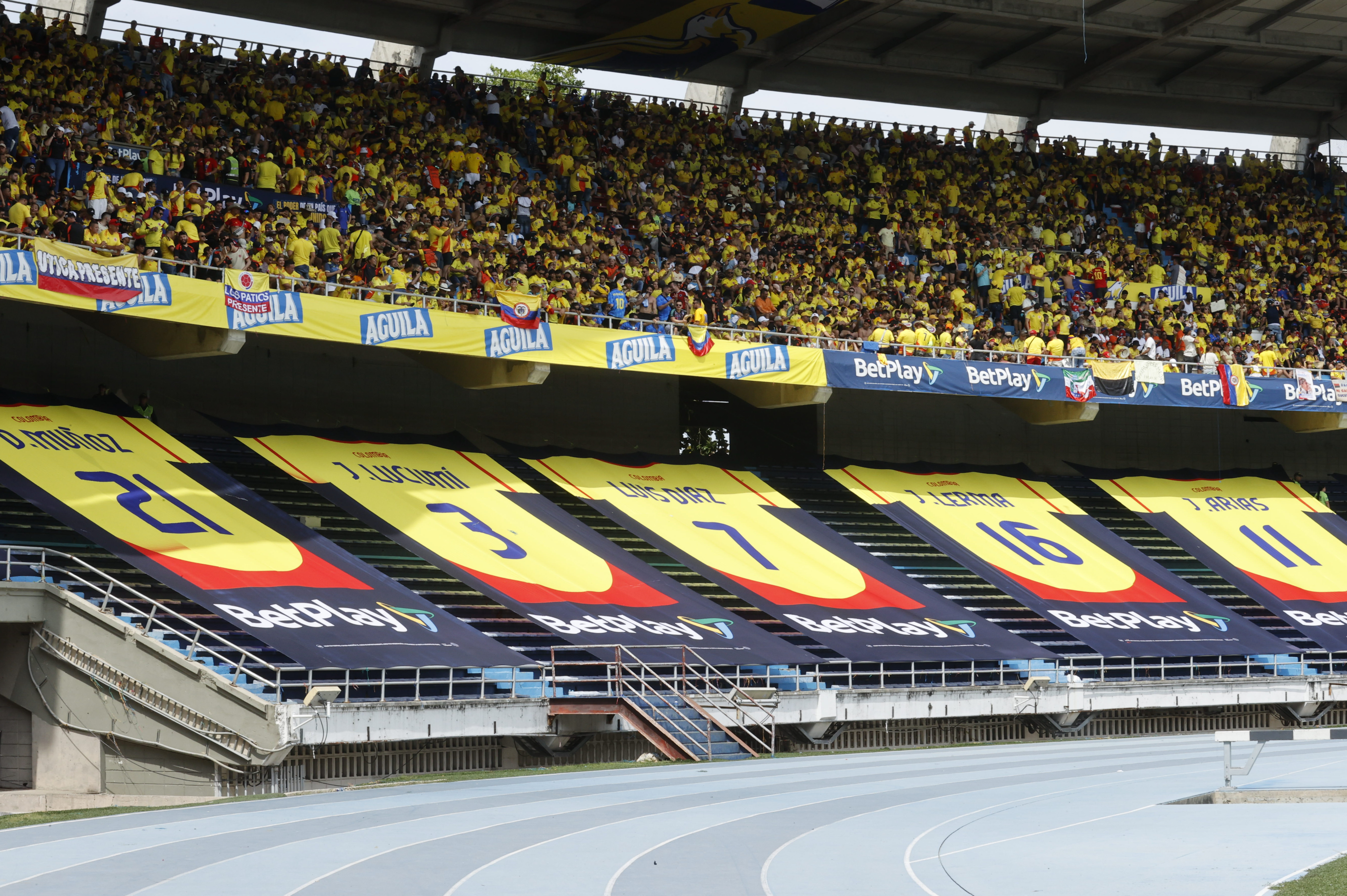 AMDEP6642. BARRANQUILLA (COLOMBIA), 10/09/2024.- Hinchas de Colombia animan este martes, en un partido de las eliminatorias sudamericanas para el Mundial de 2026 entre Colombia y Argentina en el estadio Metropolitano en Barranquilla (Colombia). EFE/ Mauricio Dueñas Castañeda