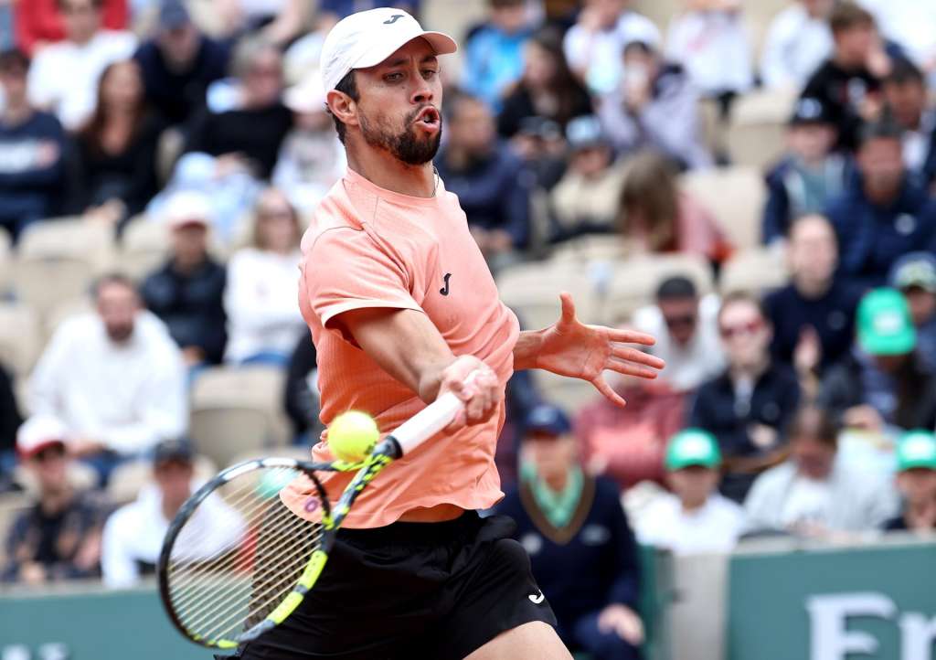 PARIS (France), 28/05/2025.- Daniel Elahi Galan of Colombia hits a forehand during his Men's 2nd round match against Lorenzo Musetti of Italy at the French Open Grand Slam tennis tournament at Roland Garros in Paris, France, 28 May 2025. (Tenis, Abierto, Francia, Italia) EFE/EPA/CHRISTOPHE PETIT TESSON