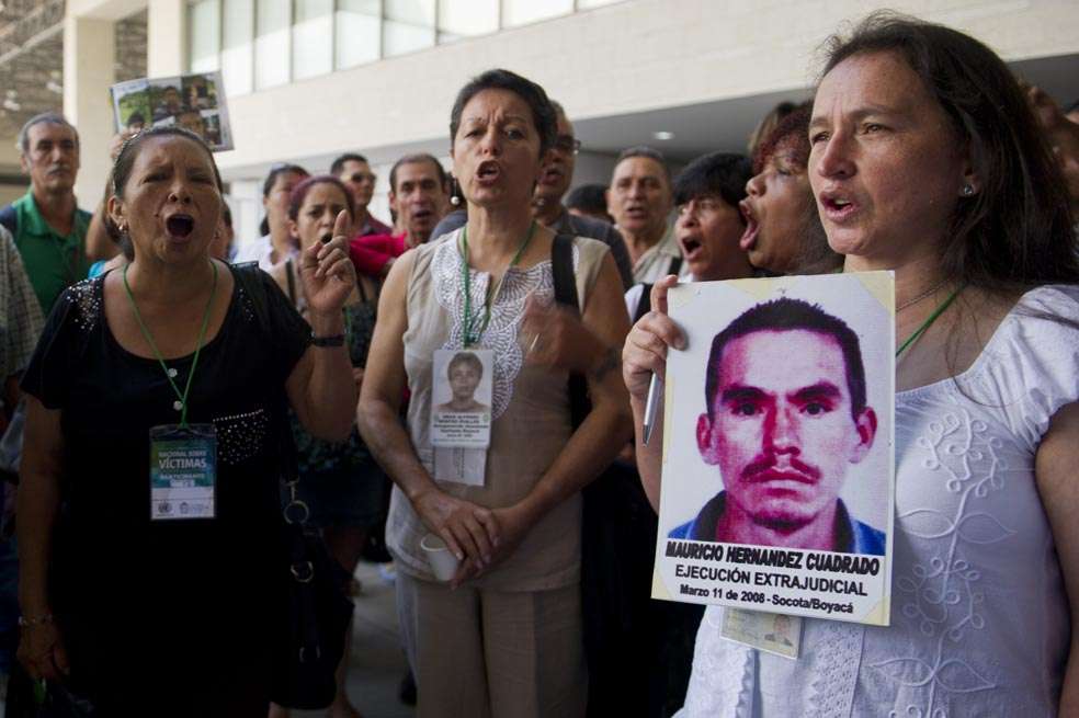 Con fotos de sus familiares asesinados o desaparecidos, las víctimas pidieron —en el foro nacional que terminó ayer en Cali— que se haga justicia. / AFP