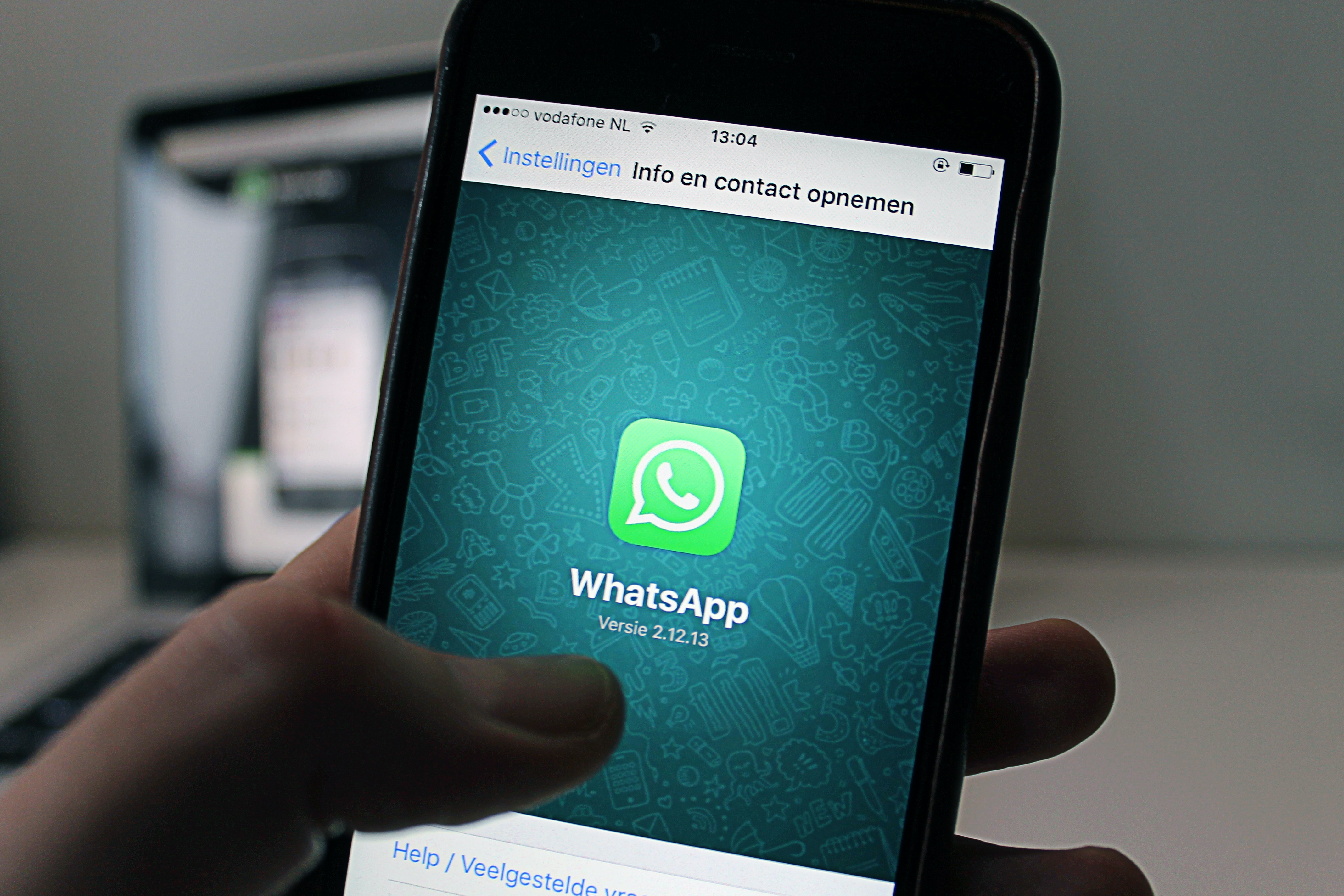 Celular develando el logo de WhatsApp.