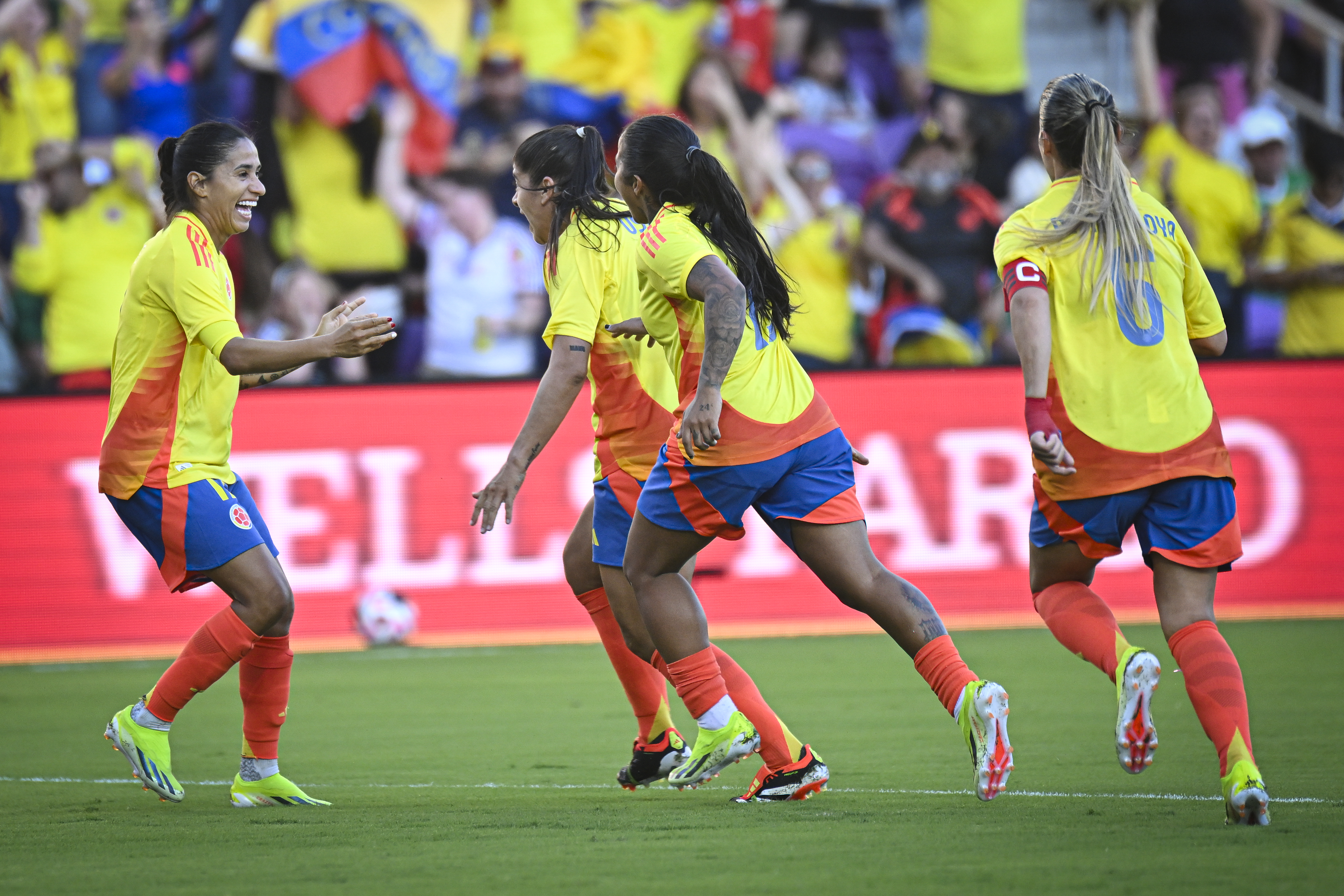 USA3771. ORLANDO (ESTADOS UNIDOS), 06/04/2024.- Jugadoras de Colombia celebran su triunfo este sábado, durante un partido amistoso disputado entre las selecciones femeninas de Colombia y México en el Orlando City Stadium en Orlando, Florida (EEUU). Un gol de la mundialista Catalina Usme dio el triunfo este sábado por 1-0 a la selección femenina de Colombia sobre la de México en partido amistoso realizado en el Orlando City Stadium en Orlando. EFE/Miguel Rodríguez