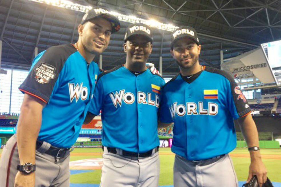 Luis Felipe Urueta, Edgar Rentería y Luis Sierra, los colombianos en el dogout del equipo Resto del Mundo. / @LuiSierraC7