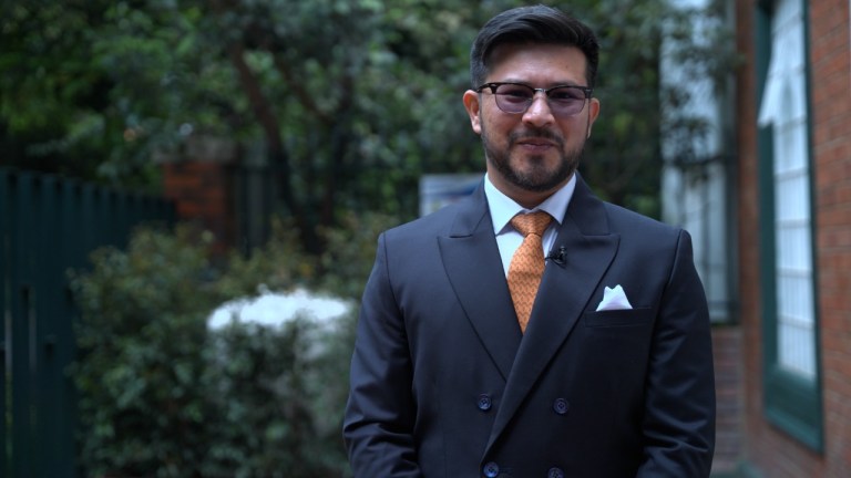 Andrés Cancimance, el congresista gay que se posesionó en tacones