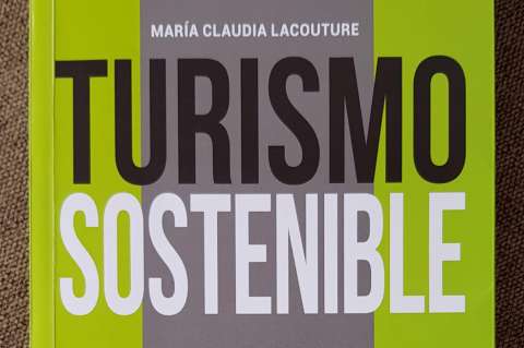 María Claudia Lacouture, exministra de Comercio, lanza el libro "Turismo sostenible"