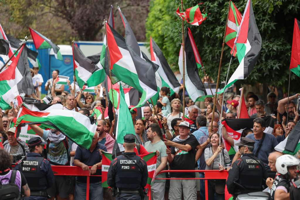 BILBAO, 03/09/2025.- La iniciativa Gernika Palestina ha invadido este miércoles un tramo de la Gran Vía de Bilbao al paso de la Vuelta ciclista por la capital vizcaína en protesta por la participación del equipo Israel Premier Tech y en apoyo a Palestina por lo que ha tenido que intervenir la Ertzaintza y modificar la línea de meta. EFE/Luis Tejido