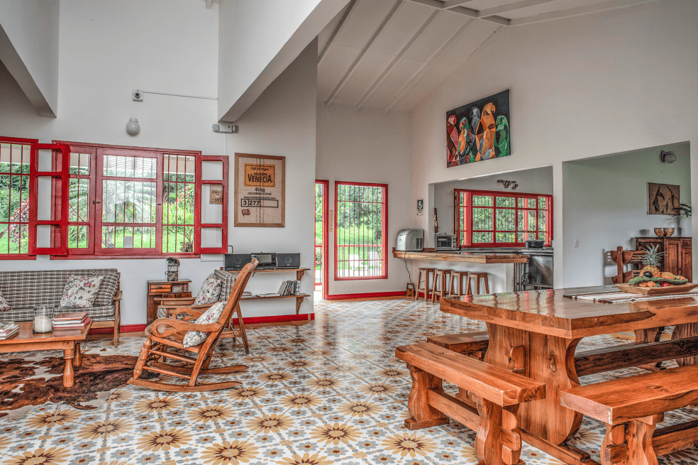 Hacienda Venecia está ubicada en el campo entre Salento y Medellín.