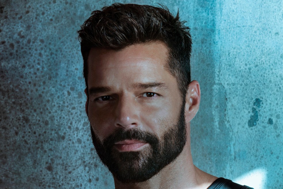 El cantante portorriqueño Ricky Martin sorprendió este jueves a sus millones de seguidores al lanzar, sin previo anuncio, un EP titulado "Pausa"