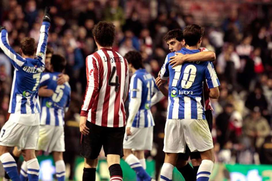 Jugadores del Athletic de Bilbao y de la Real Sociedad, al término del partido de Liga disputado en el estadio de San Mamés. / EFE