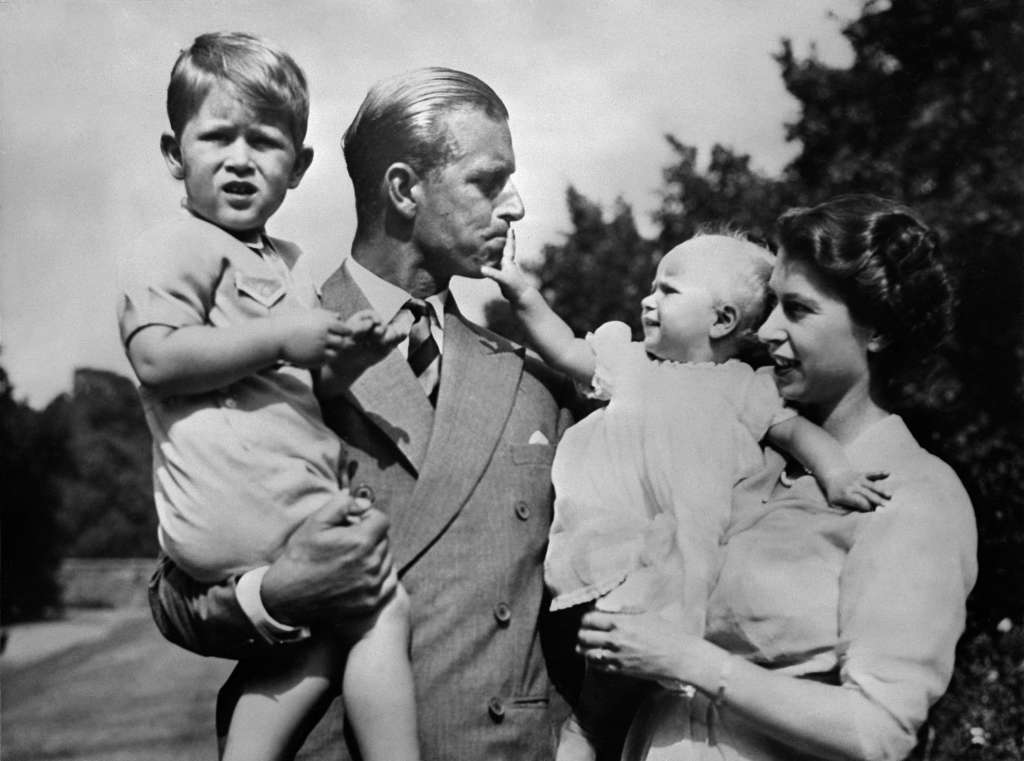 En esta foto de archivo tomada el 1 de enero de 1952 Imagen sin fecha que muestra a la pareja real británica, la reina Isabel II de Gran Bretaña, y su esposo, el príncipe Felipe de Gran Bretaña, duque de Edimburgo, con sus dos hijos, Carlos, Príncipe de Gales (L) y Princess Anne (R).