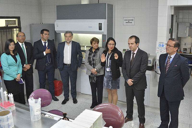 Visita del director de Coldeportes, Ernesto Lucena, al laboratorio de la Universidad Nacional. / Unal
