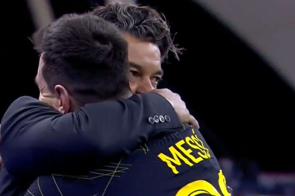 Así fue el abrazo entre Marcelo Gallardo (izq.) y Lionel Messi.