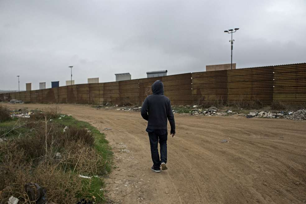 Los prototipos estadounidenses del muro fronterizo con México sobresalen del cerco fronterizo actual, visto desde Tijuana, estado de Baja California, México. / AFP