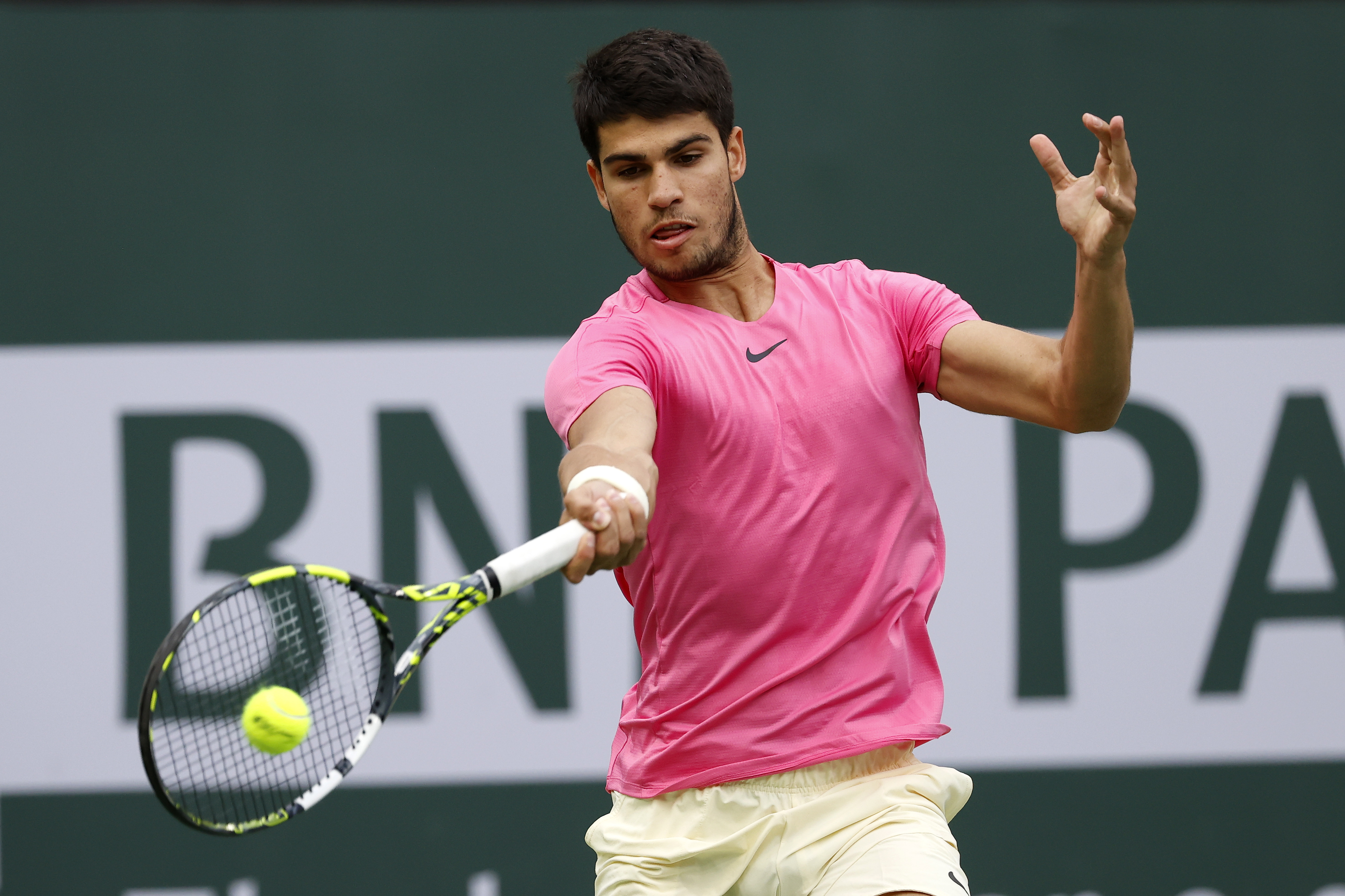 Indian Wells (United States), 19/03/2023.- Carlos Alcaraz of Spain in action against Daniil Medvedev of Russia during the men's finals of the BNP Paribas Open tennis tournament at the Indian Wells Tennis Garden in Indian Wells, California, USA, 19 March 2023. (Tenis, Abierto, Rusia, España, Estados Unidos) EFE/EPA/JOHN G. MABANGLO