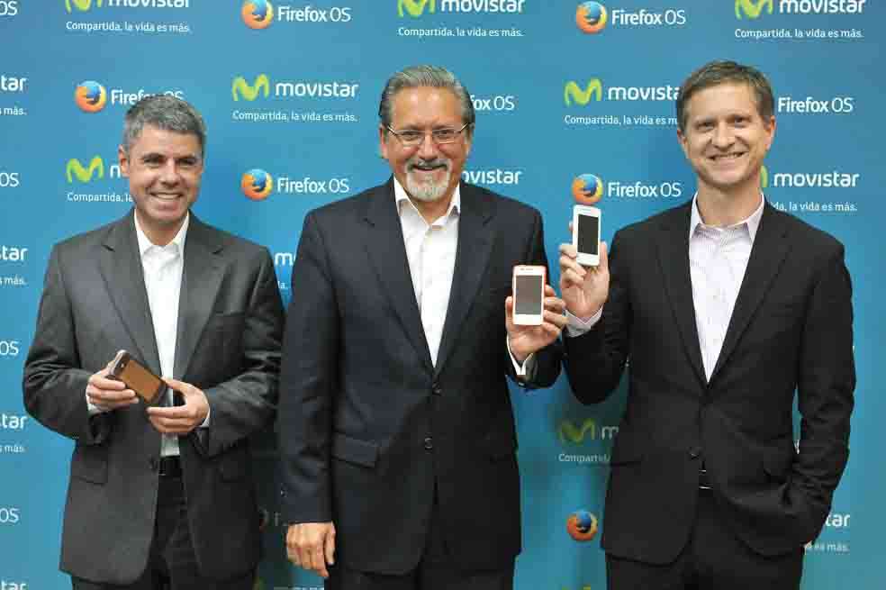Gustavo Ledesma (izq.) y Ariel Pontón, de Movistar, junto a Jay Sullivan, de Mozilla, presentaron el sistema operativo. / Cortesía