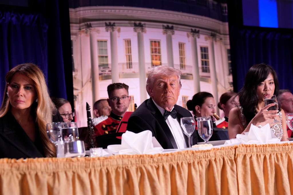 Washington (United States), 25/04/2026.- US President Donald Trump (C) and First Lady Melania Trump (L) participate in the White House Correspondents' Association Dinner in Washington, DC, USA, 25 April 2026. EFE/EPA/Yuri Gripas / POOL