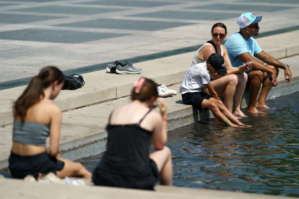 Washington (United States), 17/07/2024.- Members of the public cool off in the pool at the WWII memorial in Washington, DC, USA, 17 July 2024. Washington DC and the surrounding area have been experiencing a heat wave with temperatures reaching over 96 degrees fahrenheit. EFE/EPA/WILL OLIVER