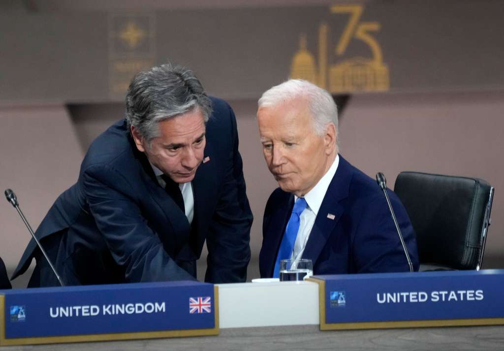 Washington (United States Of America), 11/07/2024.- US President Joe Biden (R) and US Secretary of State Antony Blinken converse as they participate in Working Session II of the North Atlantic Treaty Organization (NATO) Summit at the Walter E. Washington Convention Center in Washington, DC, USA, 11 July 2024. The 75th Anniversary NATO Summit takes place in Washington, DC, from 09 to 11 July 2024. EFE/EPA/CHRIS KLEPONIS / POOL