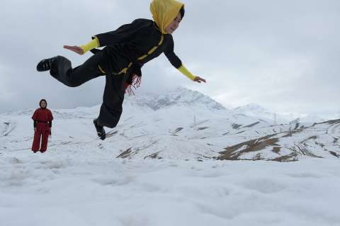 Las mujeres que desafían a la sociedad afgana con las artes marciales