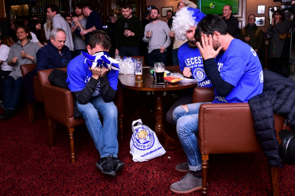 Hinchas de Leicester, emocionados por la consagración del Leicester. / AFP
