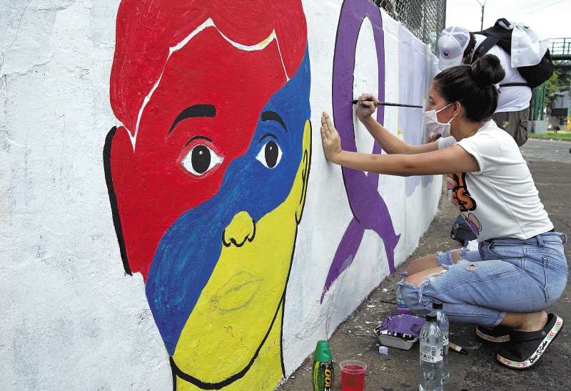 Mural en memoria de los jóvenes muertos en Siloé, barrio popular al oeste de Cali. / Óscar Guesgüán