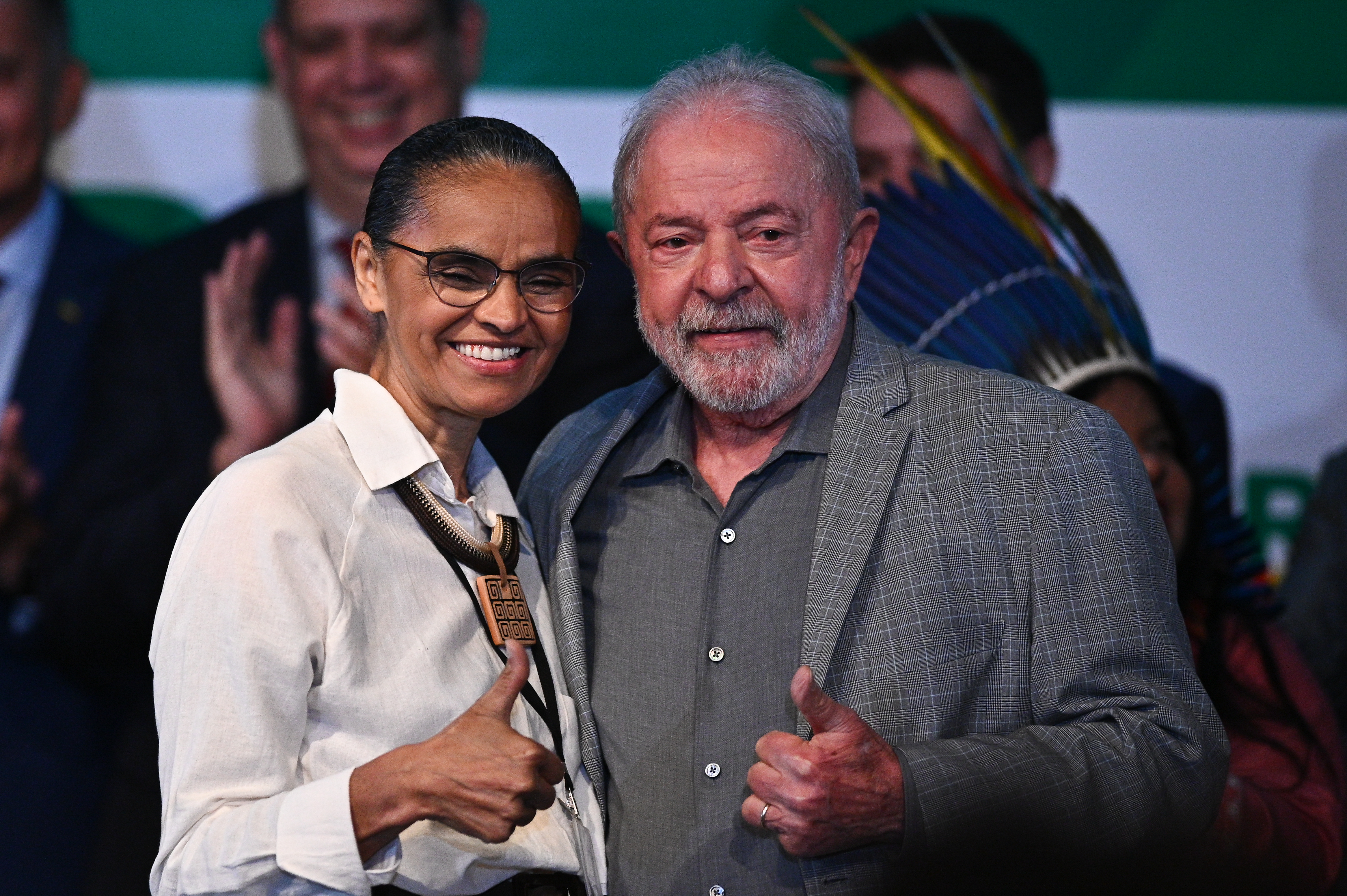 AME3123. BRASILIA (BRASIL), 29/12/2022.- El presidente electo de Brasil, Luiz Inacio Lula da Silva, posa al lado de la designada ministra del Medio Ambiente, Marina Silva, durante una conferencia de prensa en la que anunció ministros de su futuro Gobierno, hoy, en Brasília (Brasil). Lula da Silva quien asumirá el próximo domingo, anunció este jueves a 16 nuevos ministros, con lo que su gabinete tendrá un total de 37 carteras, una de ellas volcada por vez primera a los asuntos indígenas. EFE/ Andre Borges