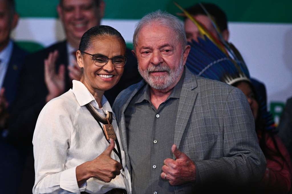 AME3123. BRASILIA (BRASIL), 29/12/2022.- El presidente electo de Brasil, Luiz Inacio Lula da Silva, posa al lado de la designada ministra del Medio Ambiente, Marina Silva, durante una conferencia de prensa en la que anunció ministros de su futuro Gobierno, hoy, en Brasília (Brasil). Lula da Silva quien asumirá el próximo domingo, anunció este jueves a 16 nuevos ministros, con lo que su gabinete tendrá un total de 37 carteras, una de ellas volcada por vez primera a los asuntos indígenas. EFE/ Andre Borges