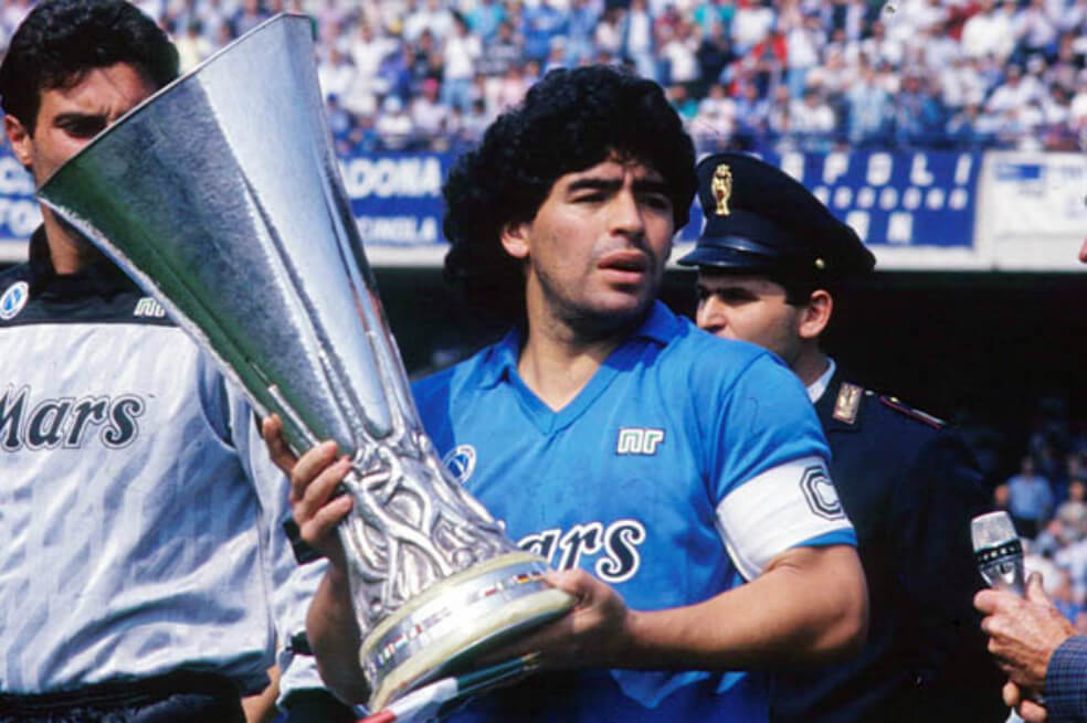 El argentino Diego Armando Maradona, con el trofeo de la Copa Uefa de 1989. / @sscnapoliES