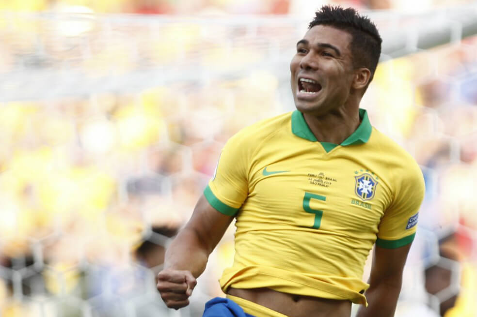 Casemiro celebra el gol con el que Brasil abrió el marcador frente a Perú. / AFP