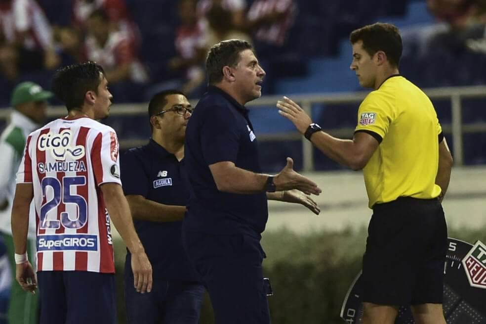 Momento en el que el técnico Luis Fernando Suárez discutió con el árbitro por el cambio mal hecho. / AFP