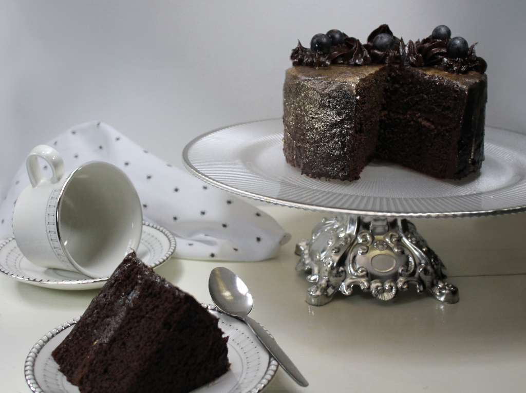 Nuestra torta está cubierta con ganache de chocolate y decorada con uvas isabelinas.
