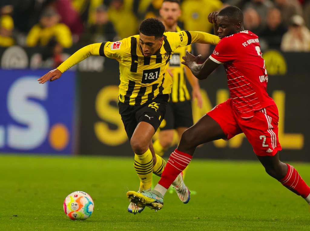 Dortmund (Germany), 08/10/2022.- Dortmund's Jude Bellingham (L) in action against Bayern's Dayot Upamecano (R) during the German Bundesliga soccer match between Borussia Dortmund and Bayern Munich in Dortmund, Germany, 08 October 2022. (Alemania, Rusia) EFE/EPA/FRIEDEMANN VOGEL CONDITIONS - ATTENTION: The DFL regulations prohibit any use of photographs as image sequences and/or quasi-video.