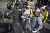 Taxistas acuden de nuevo a las vías de hecho y amenazan con paro indefinido