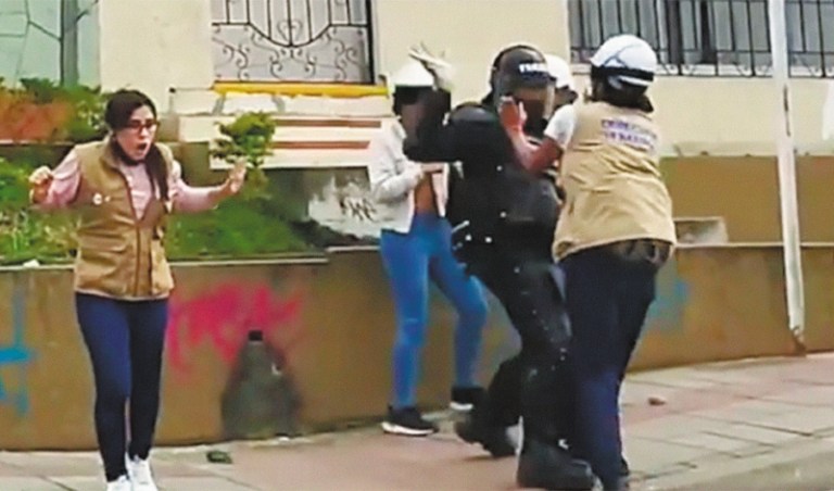 Patrullero del Esmad, a juicio disciplinario por golpe en el rostro a líder social