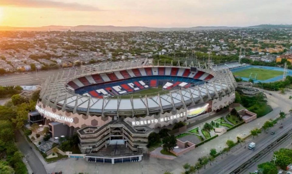 La fachada del estadio está inspirada en escenarios deportivos internacionales y tras la remodelación elevará su capacidad a 60.000 espectadores.