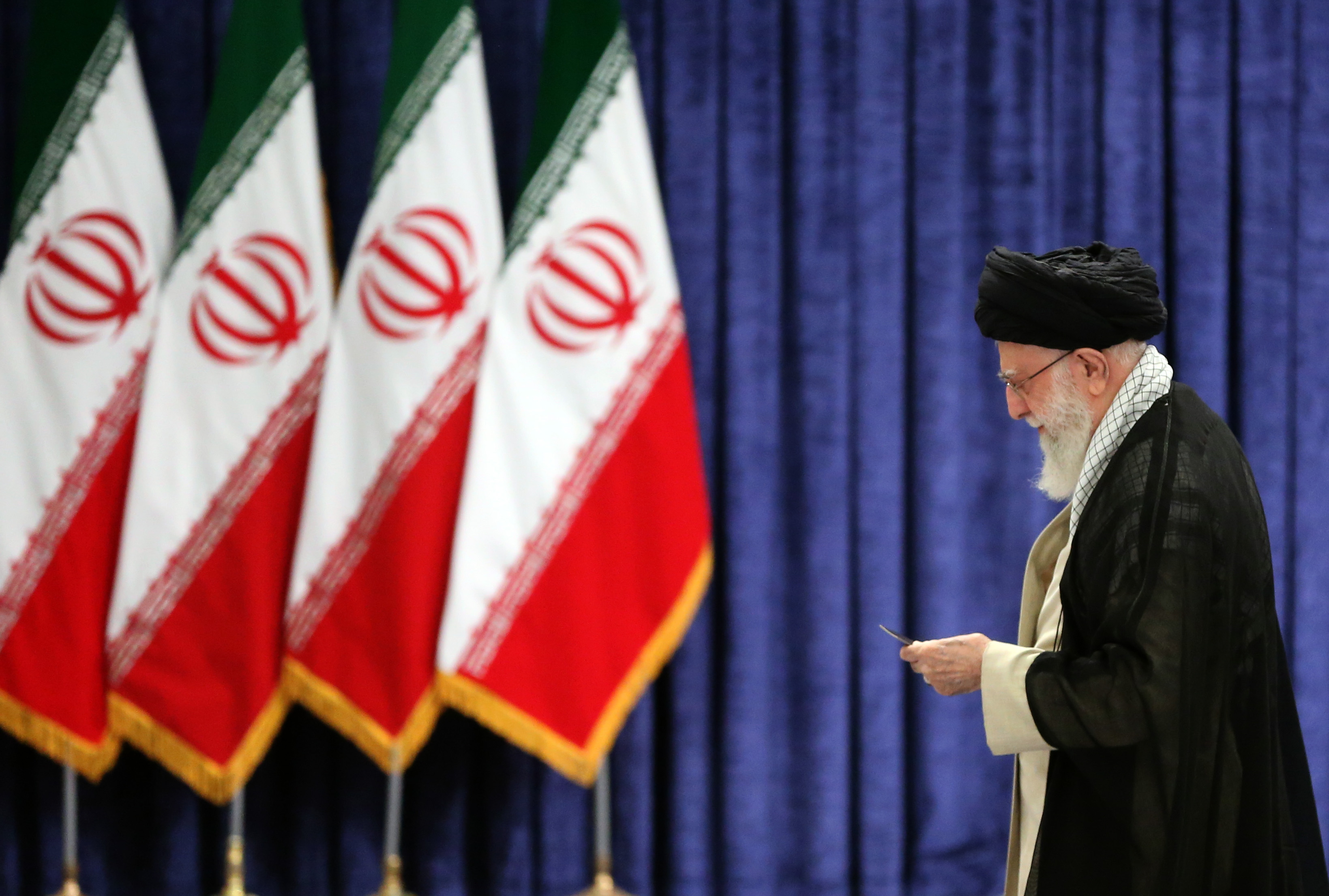 -FOTODELDÍA- TEHERÁN (IRÁN), 28/06/2024.- El líder supremo iraní, el ayatolá Ali Jamenei, llega a una mesa electoral para depositar su voto durante las elecciones presidenciales en Teherán este 28 de junio de 2024. Irán celebra elecciones presidenciales el 28 de junio, tras la muerte del difunto presidente iraní Ebrahim Raisi en un accidente de helicóptero el 19 de mayo de 2024. (Elecciones, Teherán) EFE/STR