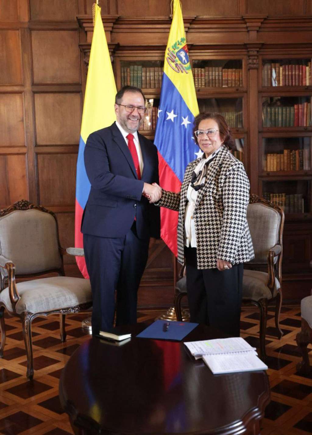 AME3165. BOGOTÁ (COLOMBIA), 16/07/2025.- Fotografía cedida por el Ministerio de Relaciones Exteriores de Venezuela que muestra al canciller de Venezuela, Yván Gil (i), saludando a su homóloga de Colombia encargada, Rosa Yolanda Villavicencio este miércoles, en Bogotá (Colombia). Gil se reunió con Villavicencio en Bogotá, donde reiteró la necesidad de "potenciar" una zona económica binacional para "dinamizar" el comercio en la frontera que comparten ambos países. EFE/ Ministerio de Relaciones Exteriores de Venezuela /SOLO USO EDITORIAL/ NO VENTAS/ SOLO DISPONIBLE PARA ILUSTRAR LA NOTICIA QUE ACOMPAÑA (CRÉDITO OBLIGATORIO)