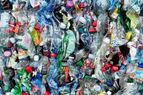 Francia prohibirá los plásticos de un solo uso desde 2020
