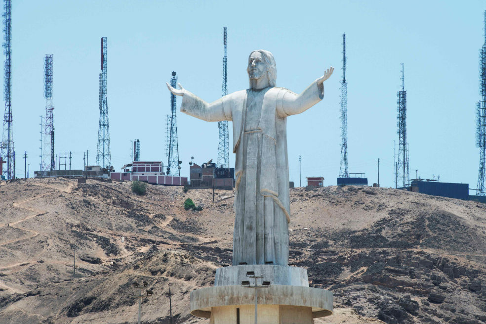 El Cristo del Pacífico, o "Cristo de lo Robado", como lo llaman los peruanos, fue "regalo" de Odebrecht. / AFP