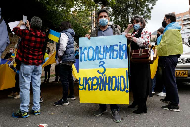 Personas protestaron frente a la Embajada de Rusia en Bogotá este sábado.