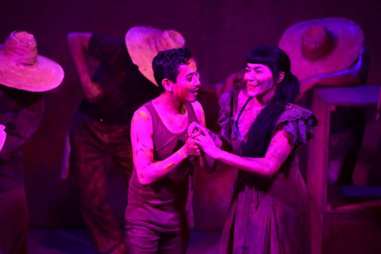 En la obra se desarrolla también una historia de amor entre Ezequiel y Magdalena, quienes al parecer han estado enamorados desde pequeños.