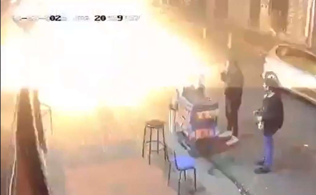 Momento exacto en el que estalló una granada lanzada por dos individuos que se movilizaban en una moto.