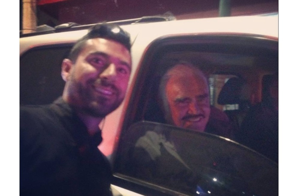 Angel Toro, el intérprete de ´No mi amor´tuvo oportunidad de hablar con Vicente Fernández después de un concierto, en México.