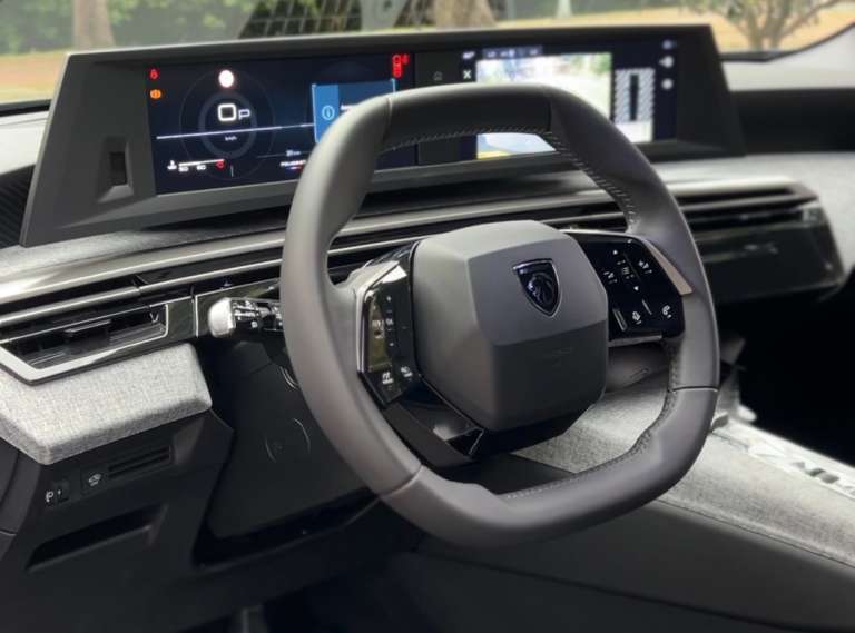 Peugeot incluyó una pantalla flotante dual de diez pulgadas cada una, las cuales fungen como panel de instrumentos y centro multimedia.