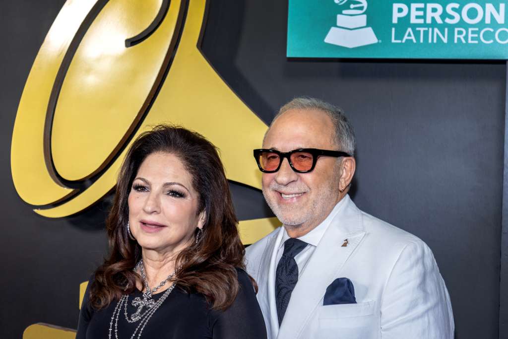 Miami Beach (United States), 14/11/2024.- Cuban musicians Emilio Estefan (R) and his wife Gloria Estefan, attend the red carpet at the Latin Grammy Person of the Year event at the Miami Beach Convention Center in Miami Beach, Florida, USA, 13 November 2024. The GRAMMY winning artist and 2024 Latin Recording Academy Person of the Year is the Colombian singer, Carlos Vives. EFE/EPA/CRISTOBAL HERRERA-ULASHKEVICH
