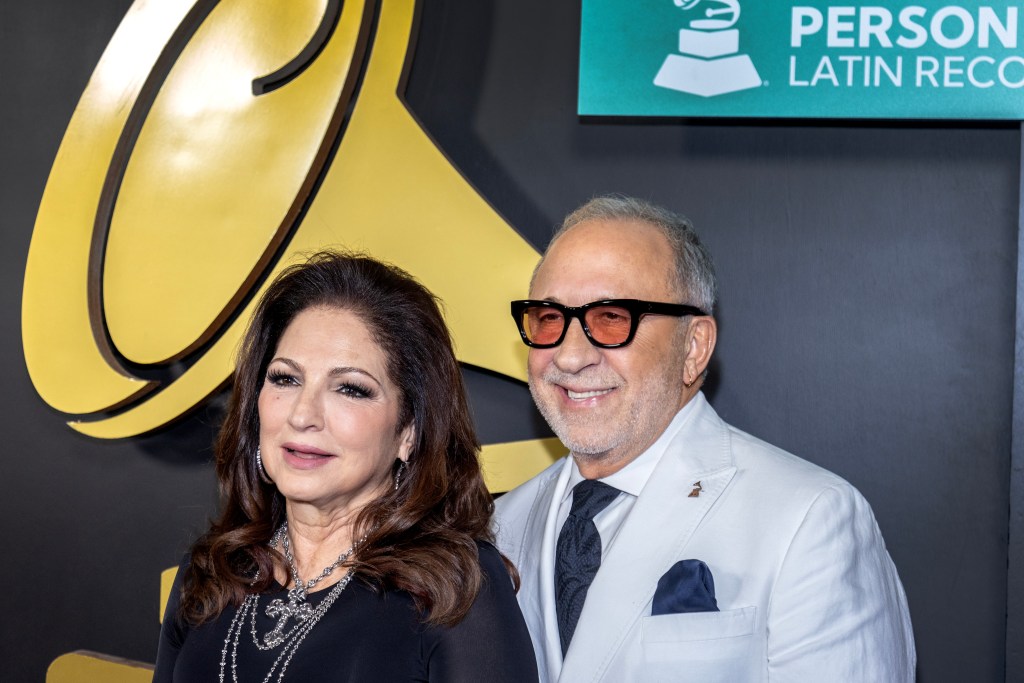 Miami Beach (United States), 14/11/2024.- Cuban musicians Emilio Estefan (R) and his wife Gloria Estefan, attend the red carpet at the Latin Grammy Person of the Year event at the Miami Beach Convention Center in Miami Beach, Florida, USA, 13 November 2024. The GRAMMY winning artist and 2024 Latin Recording Academy Person of the Year is the Colombian singer, Carlos Vives. EFE/EPA/CRISTOBAL HERRERA-ULASHKEVICH